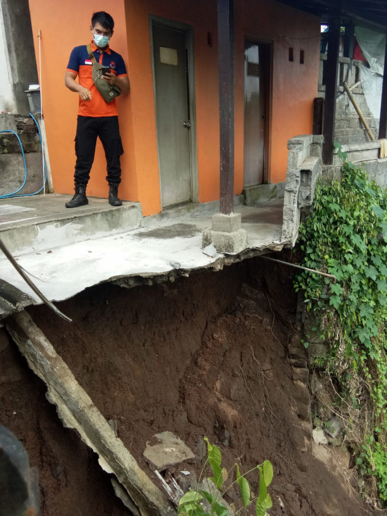 Senderan Jebol di Jalan Raya Lukluk, Banjar Delod Pempatan, Kelurahan Lukluk, Kecamatan Mengwi Tanggal 20 Januari 2022
